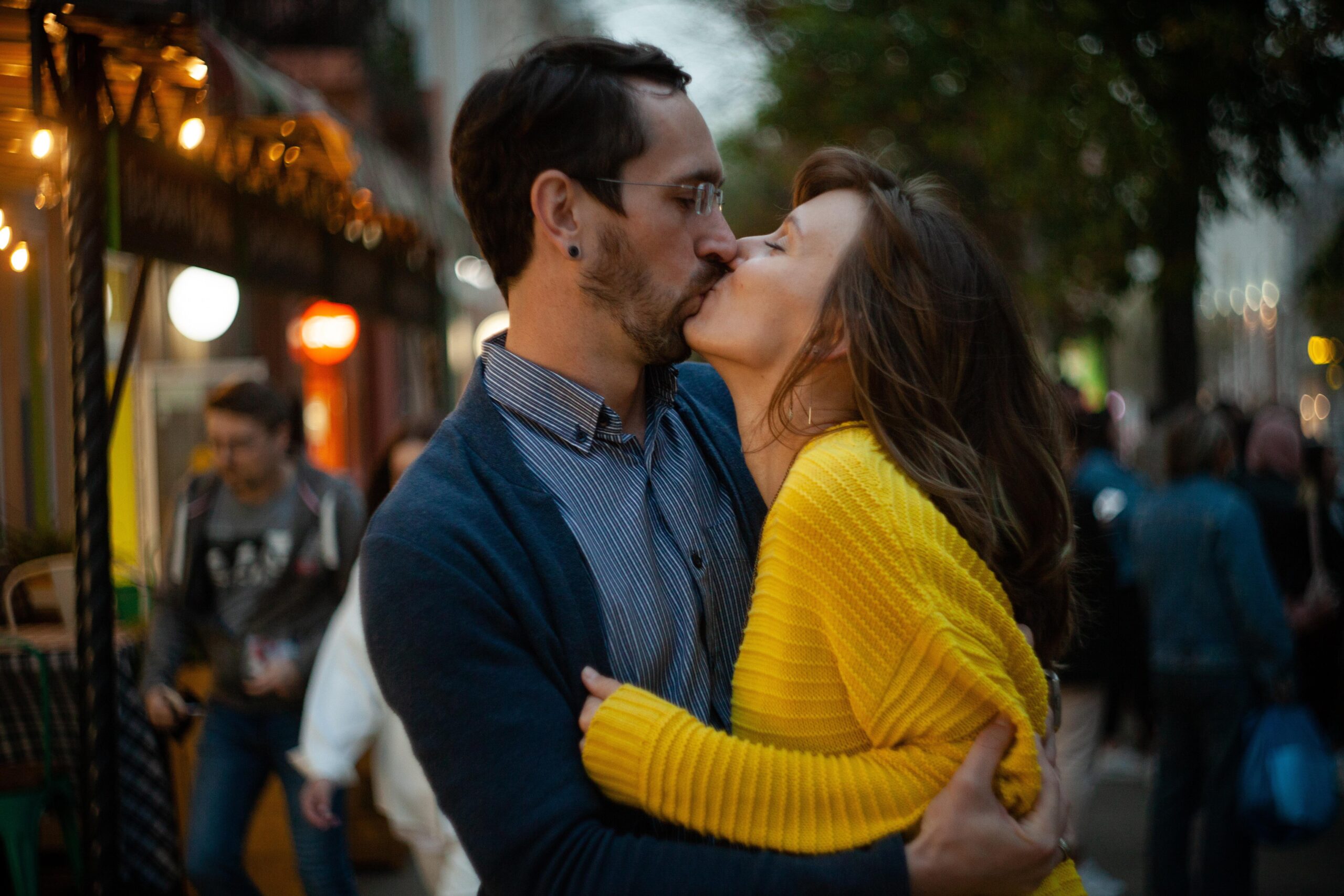 couple kissing